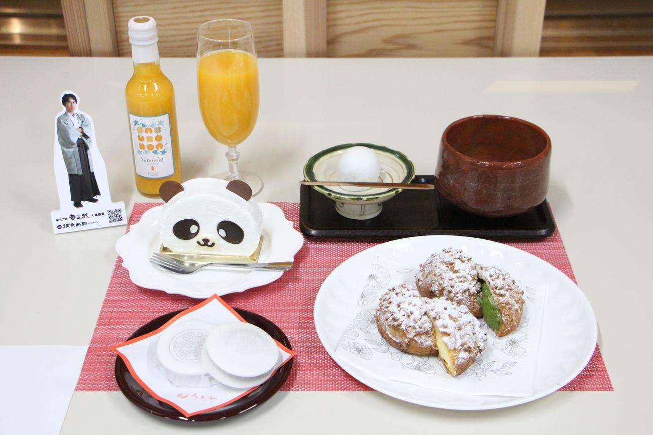 佐々木勇気八段の午後のおやつ「パンダロール」「シューパリ」、和菓子「五十五万石」（日本将棋連盟提供）