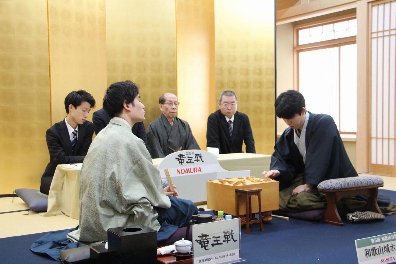 竜王戦7番勝負第5局2日目に臨む佐々木勇気八段（左）藤井聡太竜王（日本将棋連盟提供）