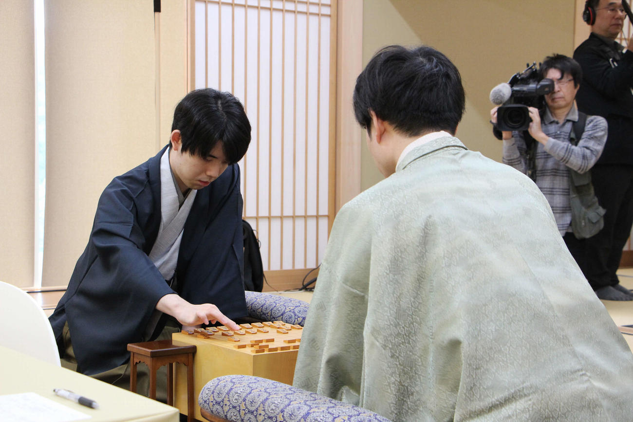 竜王戦7番勝負第5局2日目に臨む藤井聡太竜王（日本将棋連盟提供）