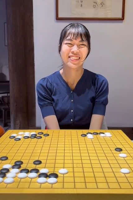 優勝後のインタビューで笑顔を見せる上野愛咲美五段