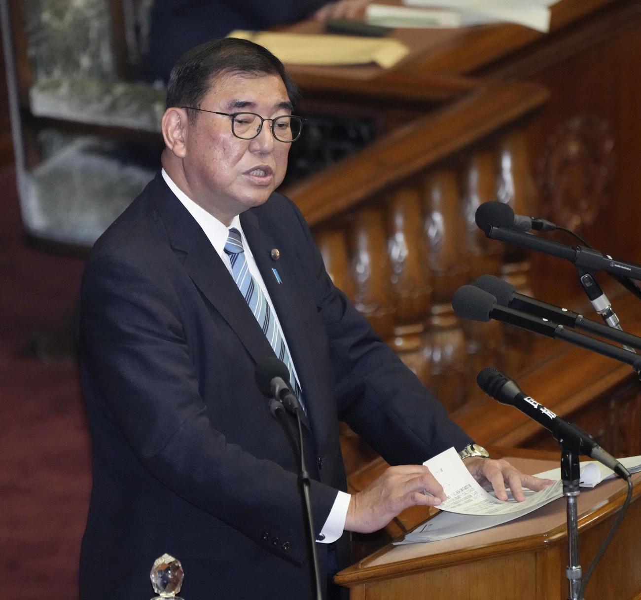 衆院本会議で答弁する石破首相（共同）