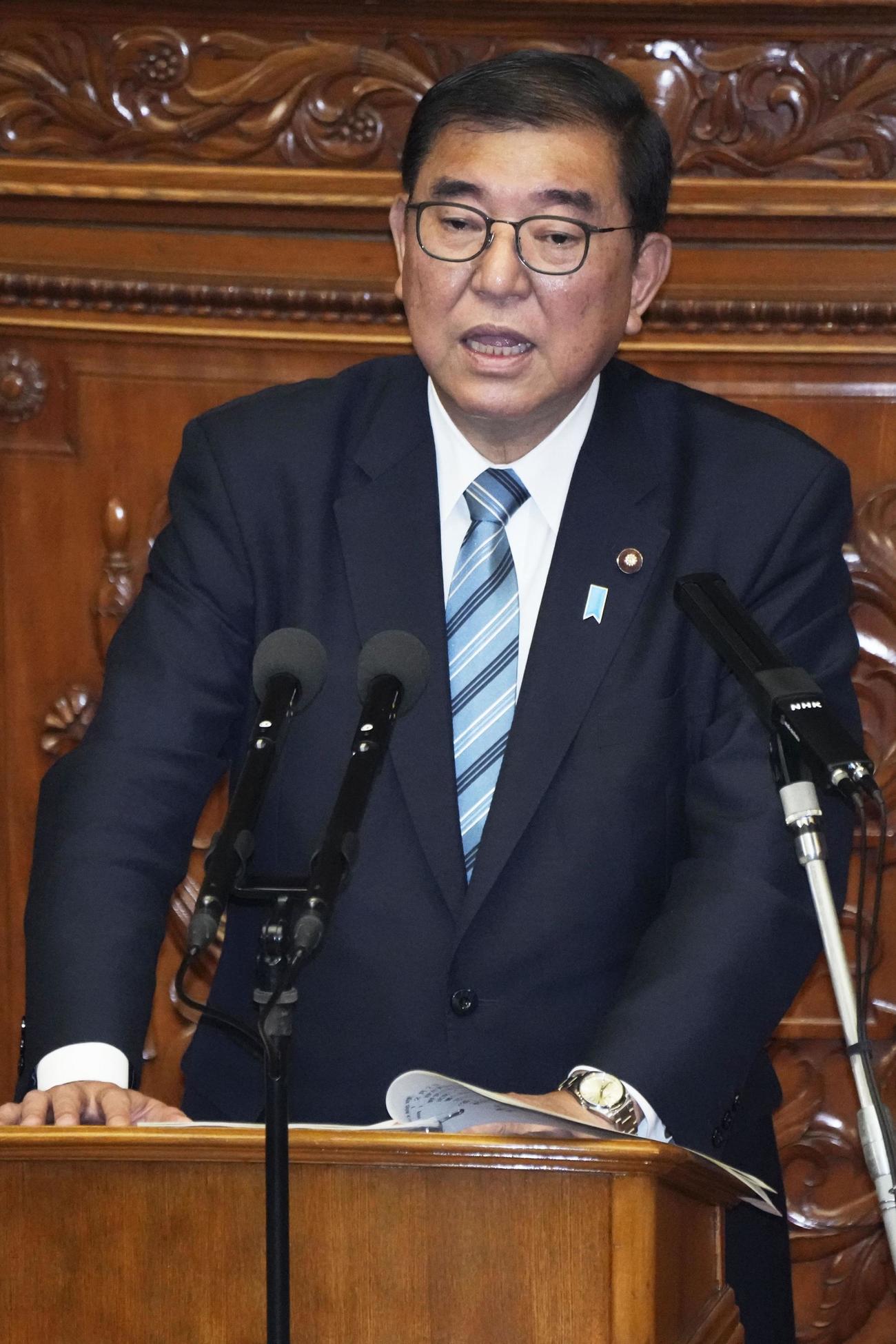 衆院本会議で答弁する石破首相（共同）