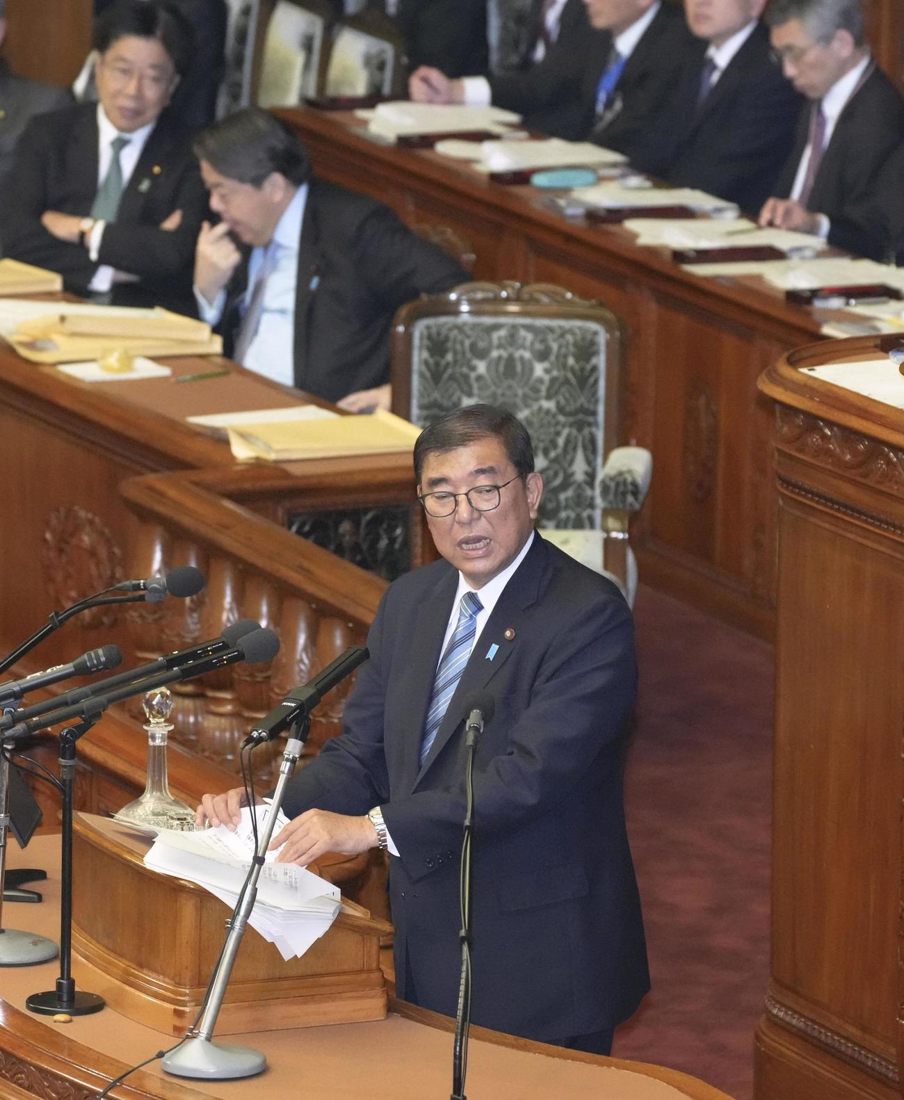 衆院本会議で答弁する石破首相（共同）