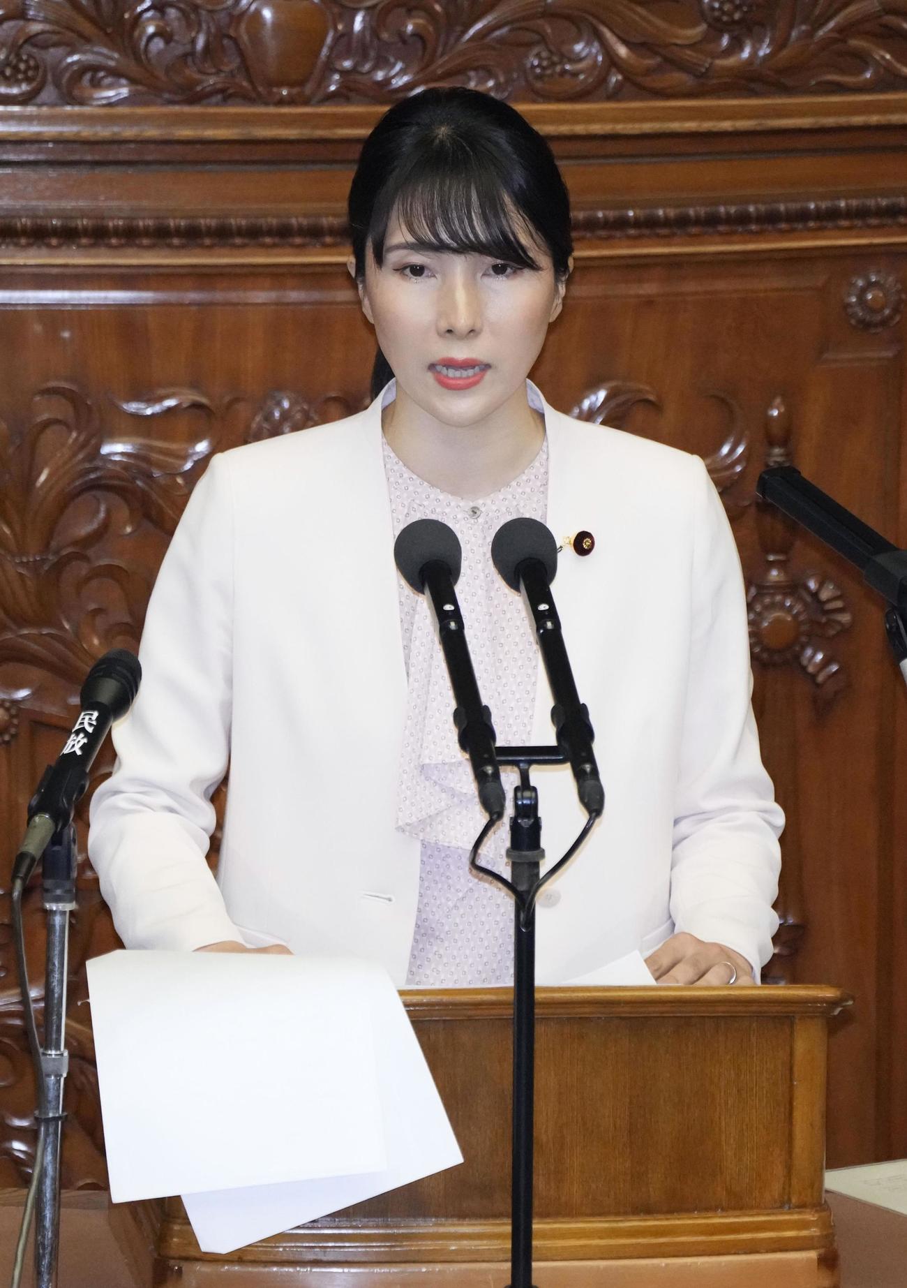 衆院本会議で代表質問をする立憲民主党の石川香織氏（共同）