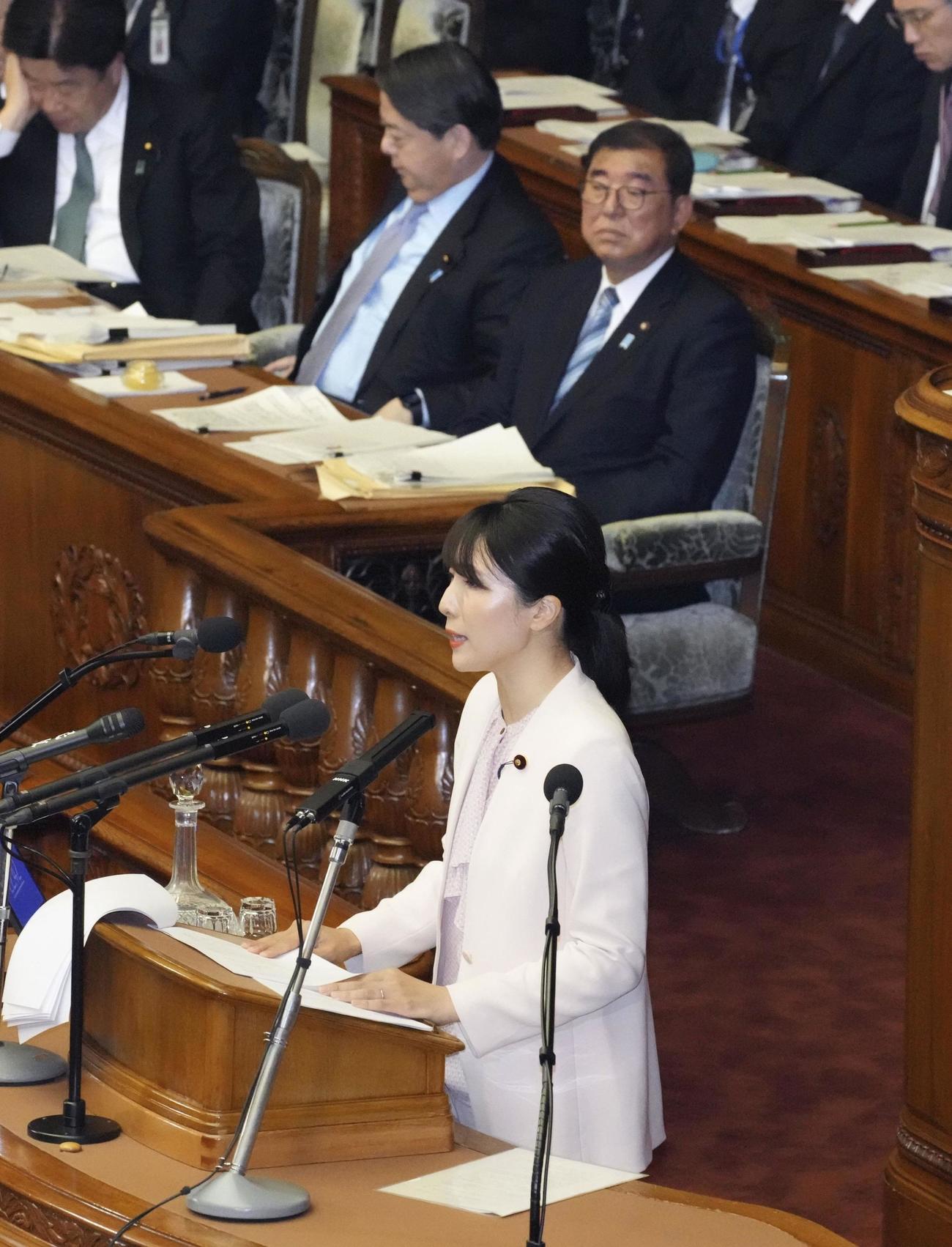 衆院本会議で代表質問をする立憲民主党の石川香織氏。奥右は石破首相（共同）