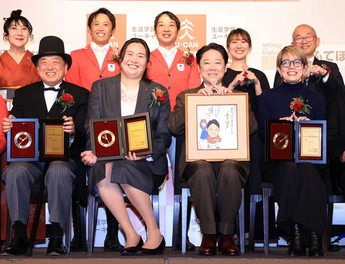 「2024ユーキャン新語・流行語大賞」表彰式で笑顔で記念撮影を待つ、前列左から小島進深谷市長、北口榛花、阿部サダヲ、磯山晶氏ら(撮影・浅見桂子)