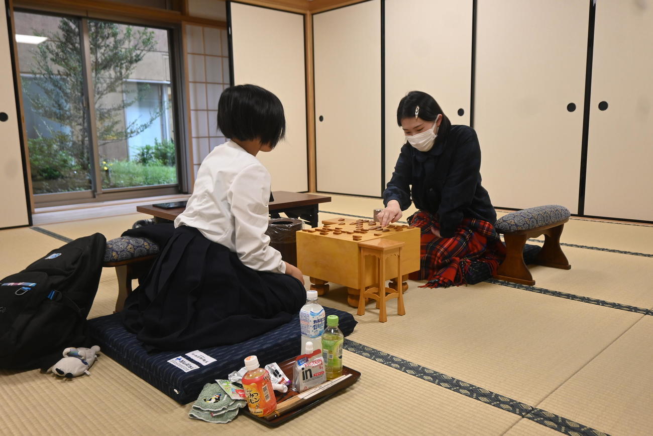 関西将棋会館の白星第1号を挙げた藤井奈々女流初段（右）、岩崎夏子女流2級（撮影・松浦隆司）