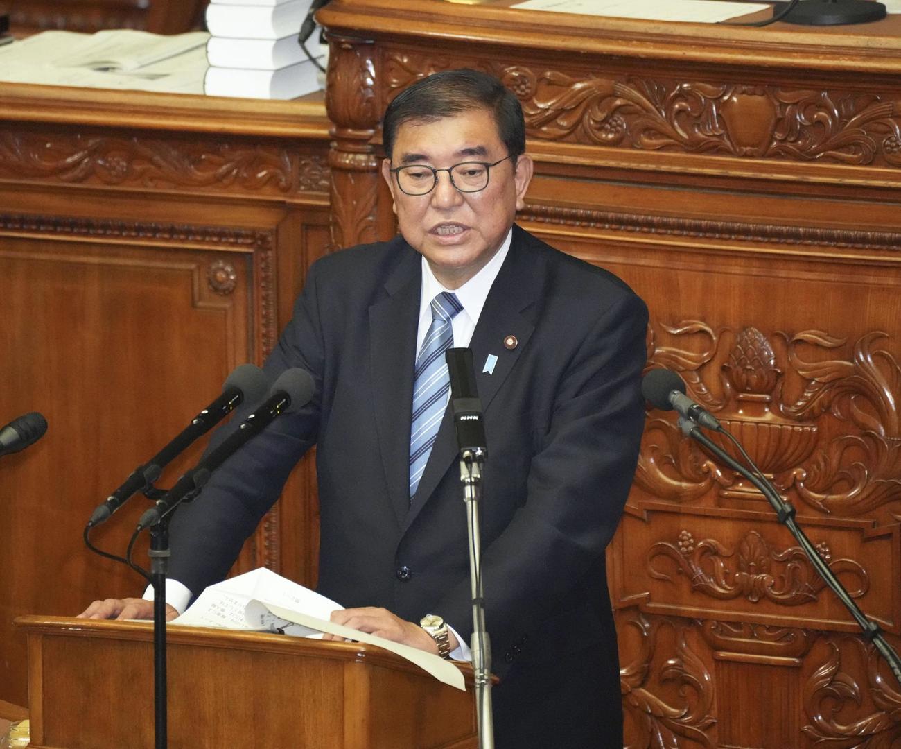 衆院本会議で答弁する石破首相（共同）