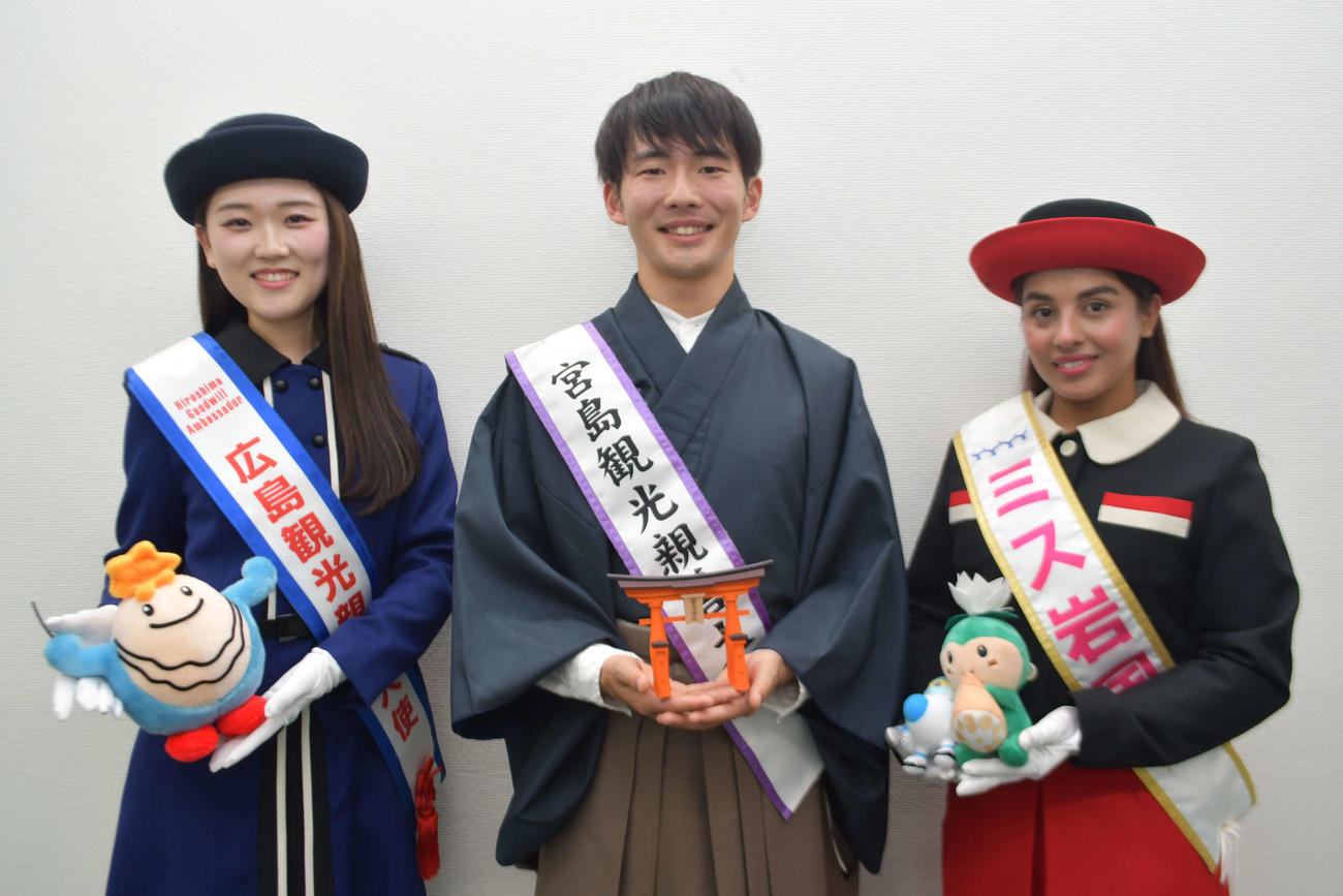 観光PRのため日刊スポーツ新聞社を訪れた広島観光親善大使の高間美緒さん、宮島観光親善大使の城山巧さん、ミス岩国のサプコタ・カリシマさん（左から）
