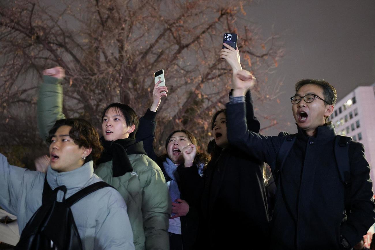 韓国・ソウルで尹錫悦大統領が戒厳令を布告した後、国会門前でスローガンを叫ぶ人々（ロイター）