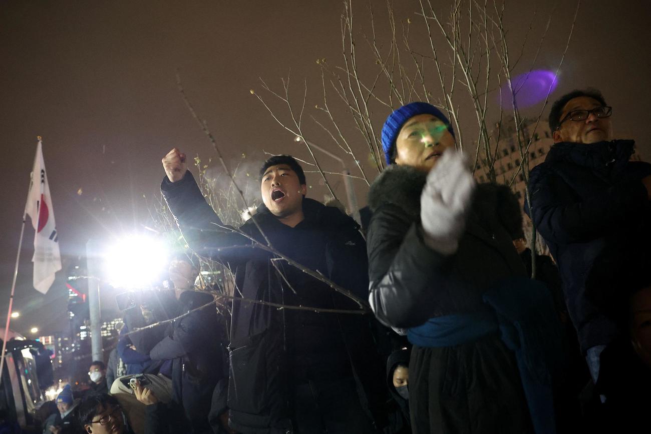 韓国・ソウルで尹錫悦大統領が戒厳令を布告した後、国会門前でスローガンを叫ぶ人々（ロイター）
