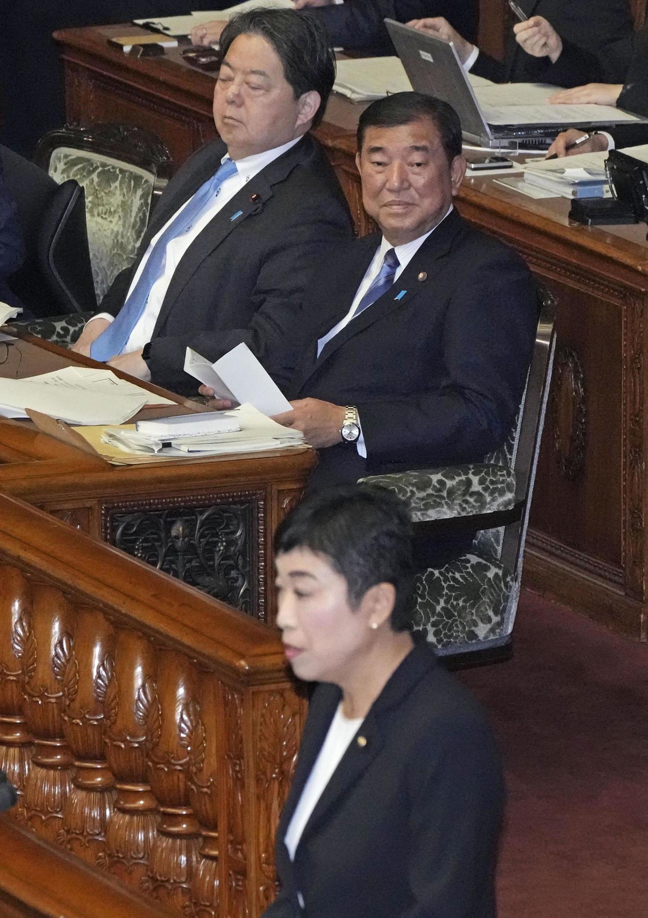 参院本会議で立憲民主党の辻元代表代行（手前）の代表質問を聞く石破首相（奥右）（共同）
