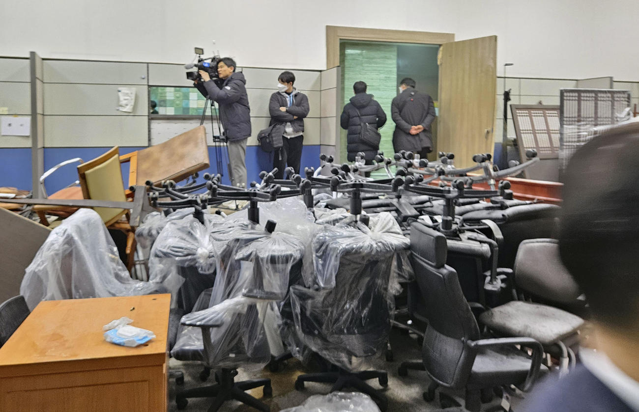 韓国国会関係者らが軍人の突入を防ぐために設置した椅子などのバリケード＝4日、ソウル（共同）