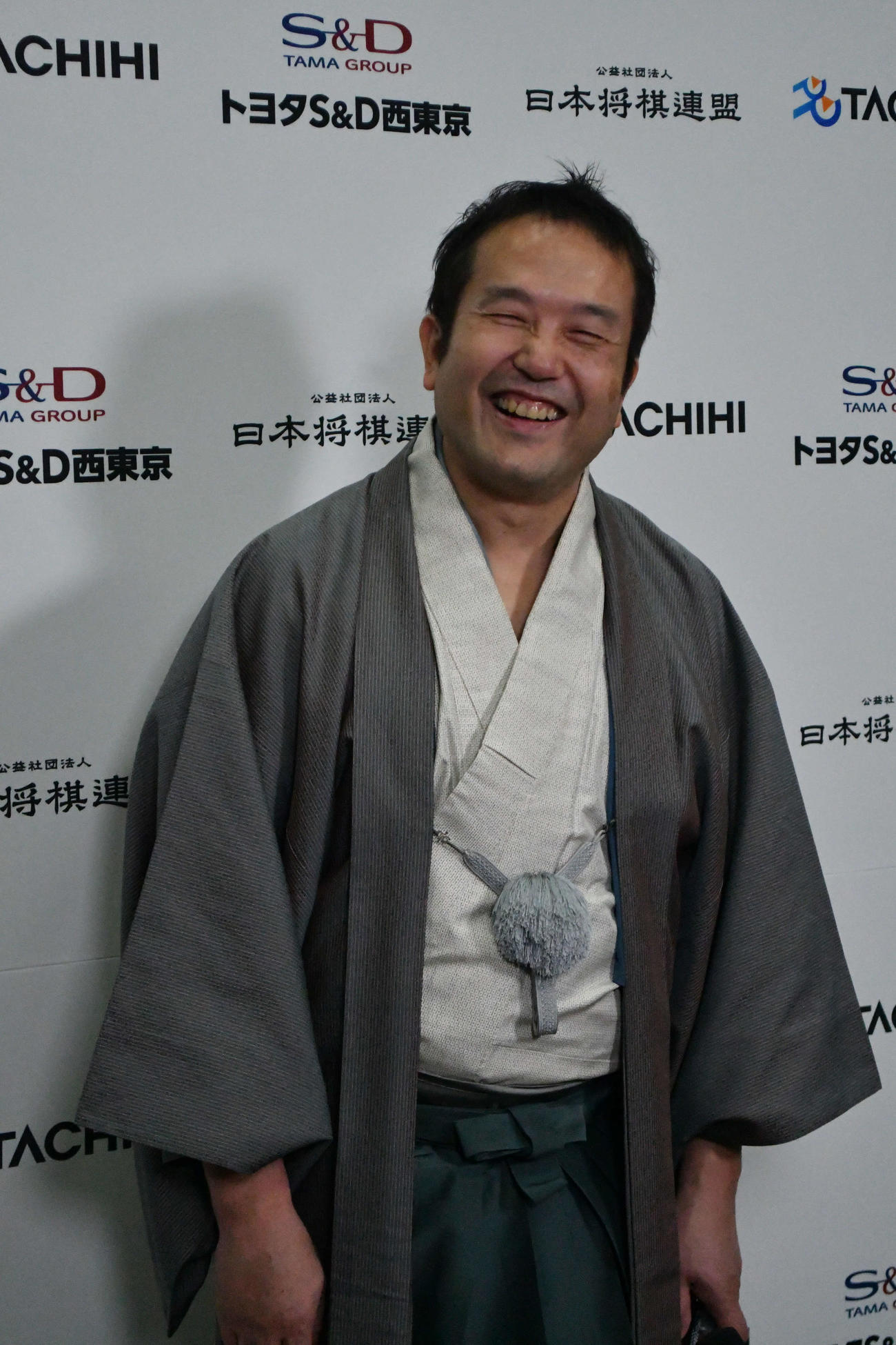 優勝後の共同会見で笑顔を見せる丸山忠久九段