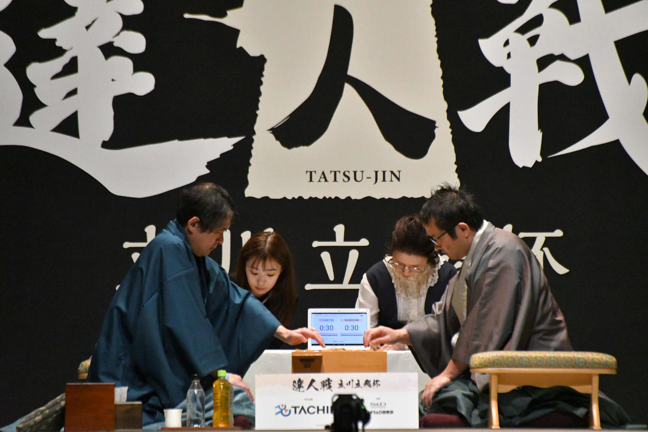 達人戦決勝は丸山忠久九段（右）の先手で対局開始（左は行方尚史九段）