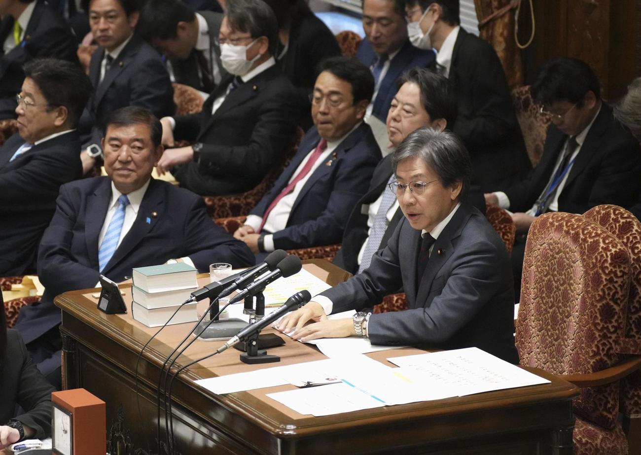 衆院予算委の集中審議で、委員長を務める立憲民主党の安住淳氏（手前右）。左は石破首相（共同）