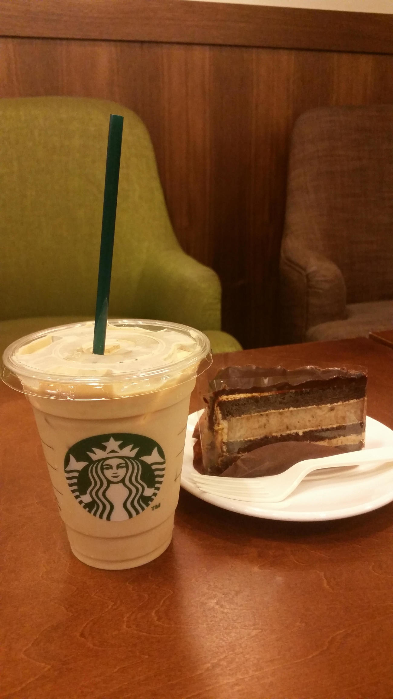 スターバックスのカフェラテとバナナチョコレートケーキ（2014年撮影）