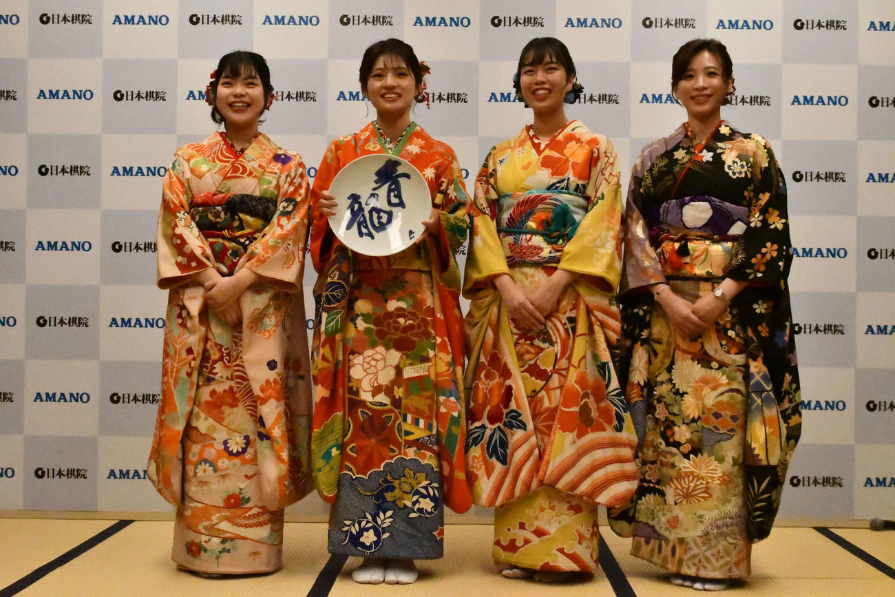 「女流囲碁アマノ杯青龍戦」に参加した上野梨紗女流棋聖、藤沢里菜女流本因坊、上野愛咲美女流立葵杯、謝依旻七段（左から）