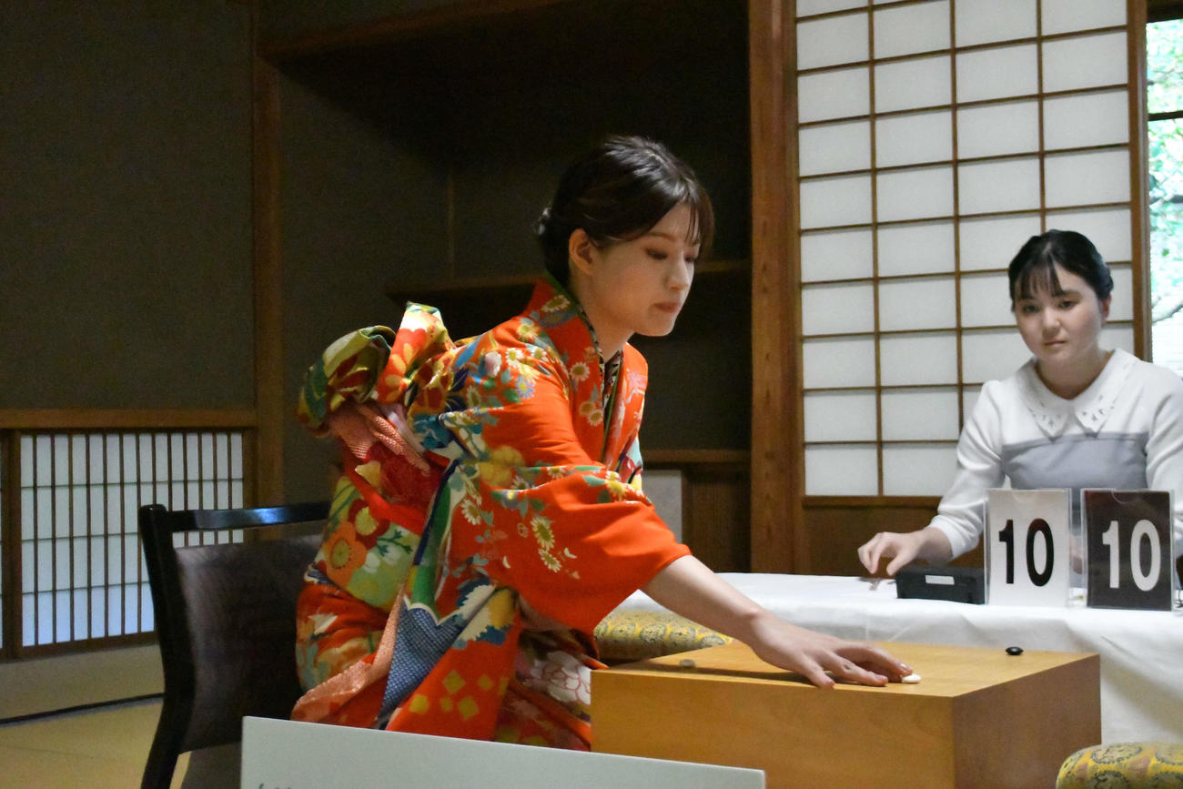 上野梨紗女流棋聖と準決勝で対戦する藤沢里菜女流本因坊