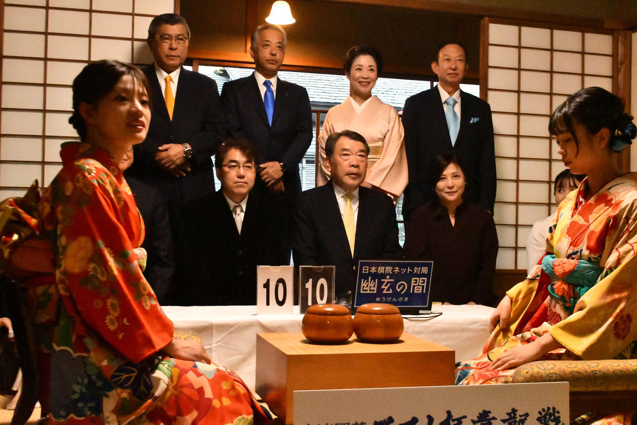 アマノ杯決勝の藤沢里菜女流本因坊（左）対上野愛咲美女流立葵杯（右）を観戦した脚本家の小松江里子氏（中列右）