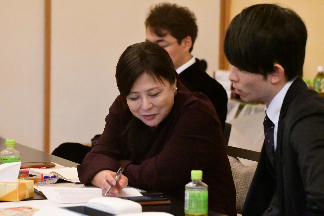 アマノ杯決勝の観戦記を務めた脚本家の小松江里子氏（左）は囲碁棋士の本木克弥九段（右）の解説を受けながら対局を追う