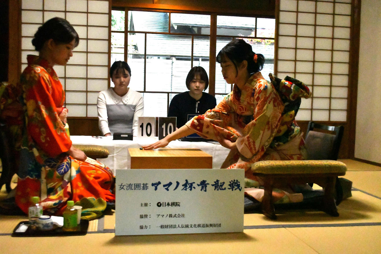 横浜市「三渓園」で始まった「女流囲碁アマノ杯」準決勝の藤沢里菜女流本因坊（左）対上野梨紗女流棋聖（右）戦
