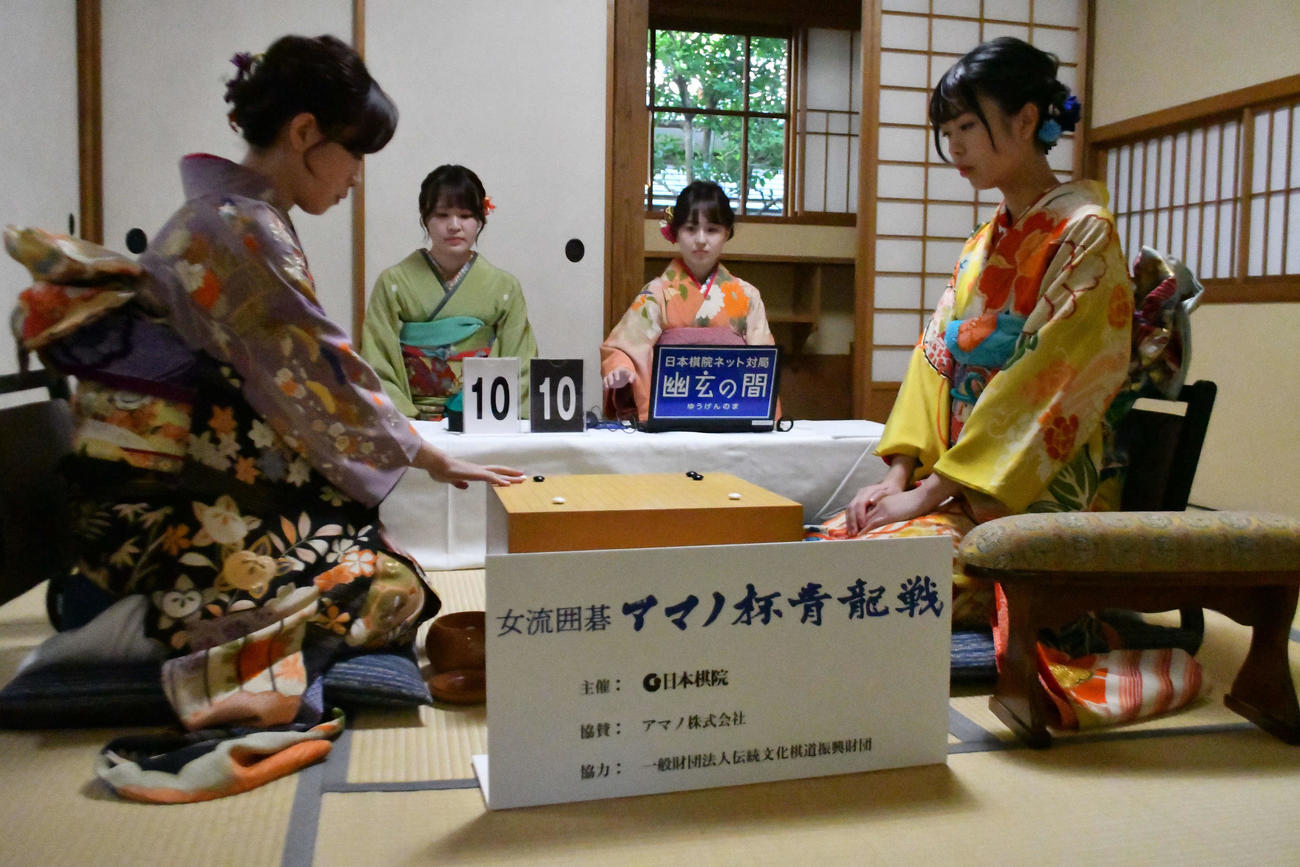 横浜市「三渓園」で行われた囲碁アマノ杯準決勝の謝依旻七段（左）対上野愛咲美女流立葵杯（右