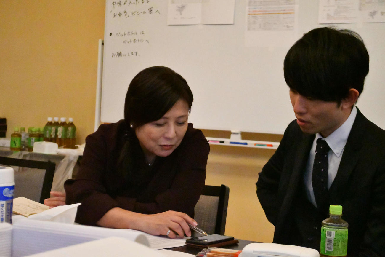 アマノ杯決勝の観戦記を務めた脚本家の小松江里子氏（左）は囲碁棋士の本木克弥九段（右）の解説を受けながら対局を追う