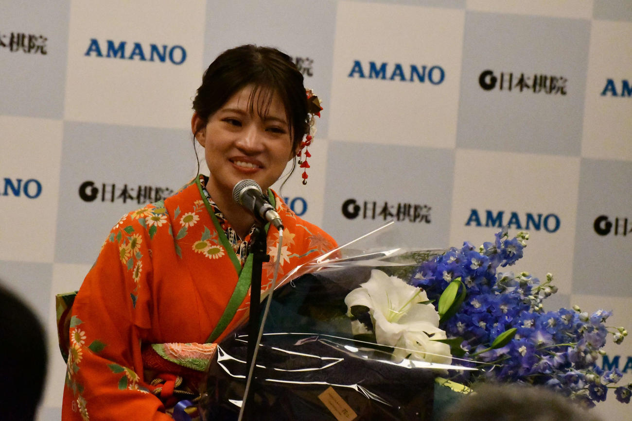 優勝してあいさつする藤沢里菜女流本因坊