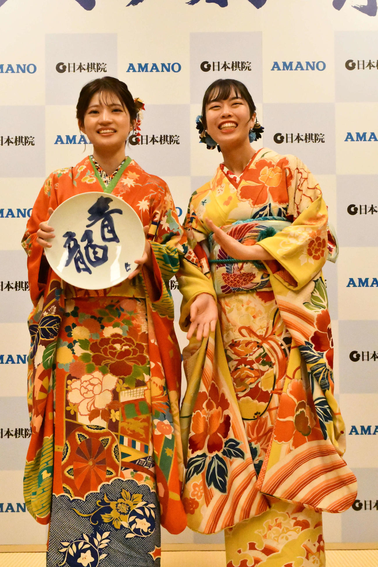 アマノ杯を制した藤沢里菜女流本因坊（左）と準優勝の上野愛咲美女流立葵杯（右）
