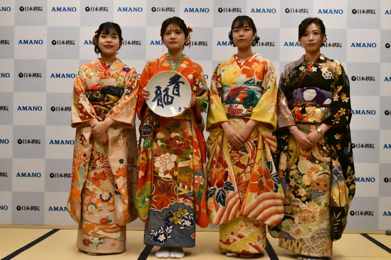 「女流囲碁アマノ杯青龍戦」に参加した上野梨紗女流棋聖、藤沢里菜女流本因坊、上野愛咲美女流立葵杯、謝依旻七段（左から）