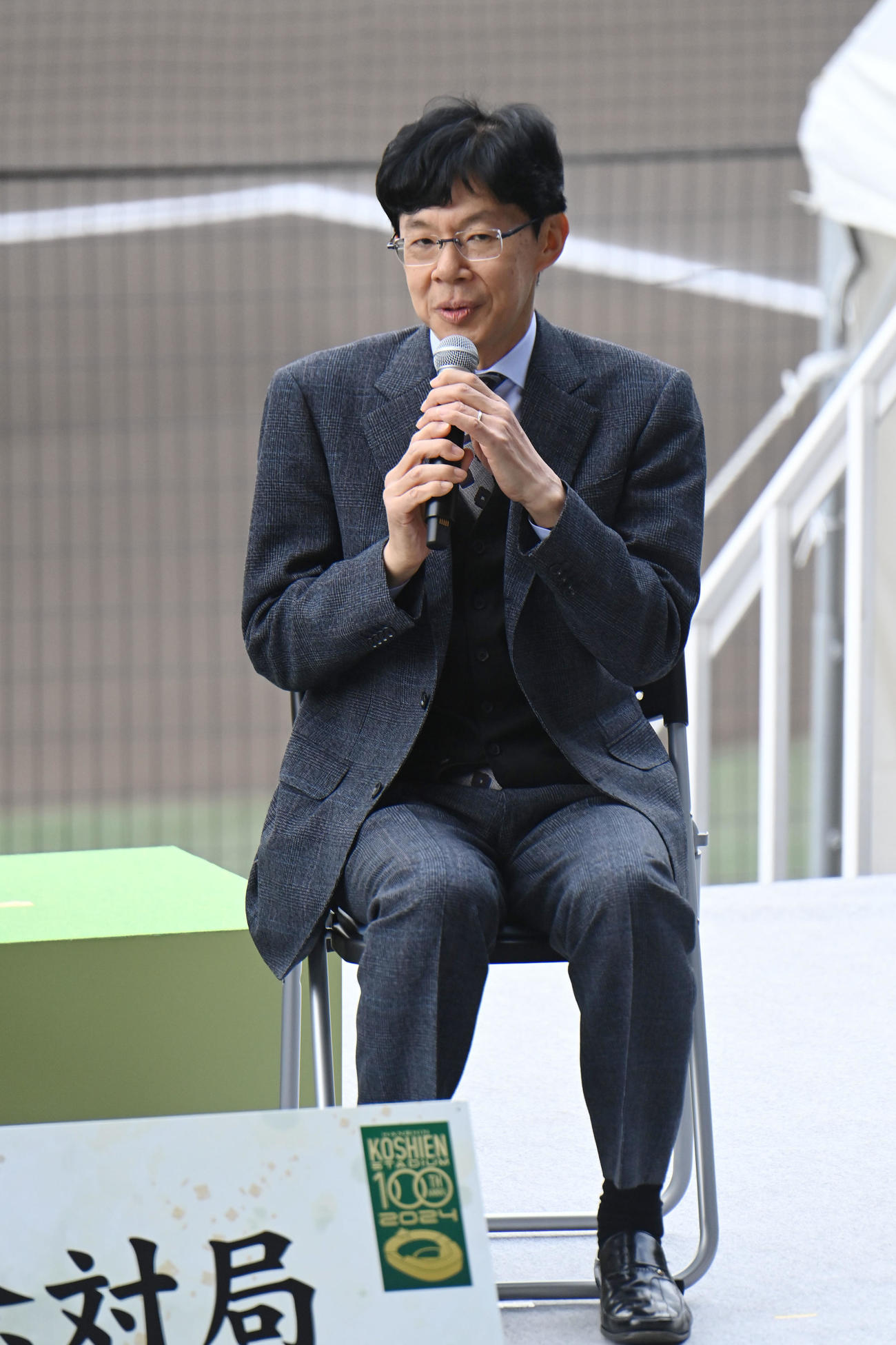100周年記念対局のスペシャルトークショーで将棋や野球について語る谷川十七世名人（撮影・滝沢美穂子）