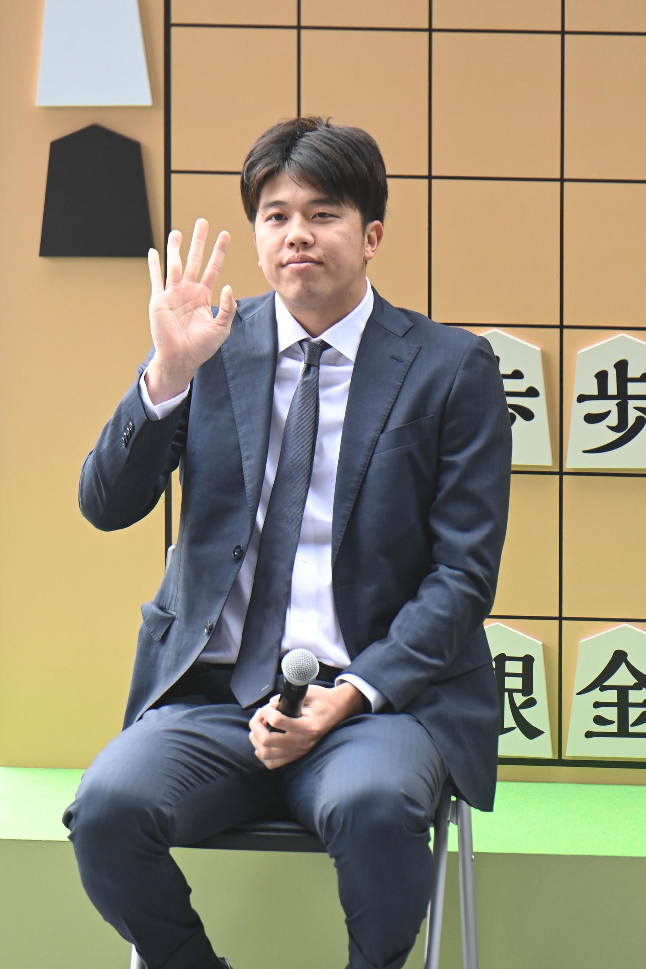100周年記念対局のスペシャルトークショーでファンに手をふる阪神才木（撮影・滝沢美穂子）