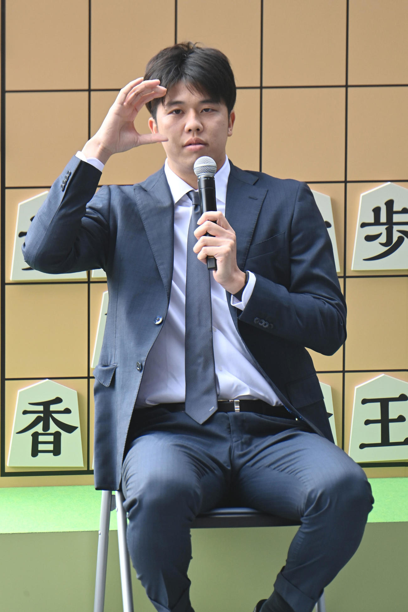 100周年記念対局のスペシャルトークショーで将棋や野球について語る阪神才木（撮影・滝沢美穂子）