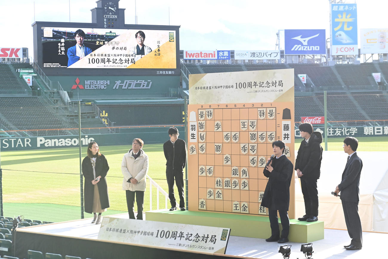 100周年記念対局の感想戦であいさつをする藤井竜王・名人（右から3人目）（撮影・滝沢美穂子）