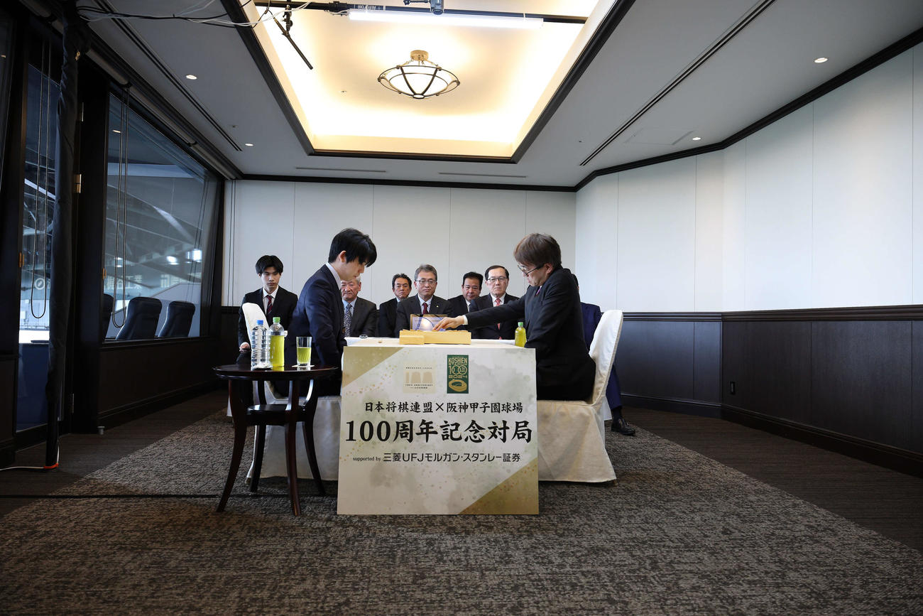 阪神甲子園球場の貴賓室で記念対局を行った日本将棋連盟会長の羽生善治九段（右）藤井聡太7冠（阪神甲子園球場提供）