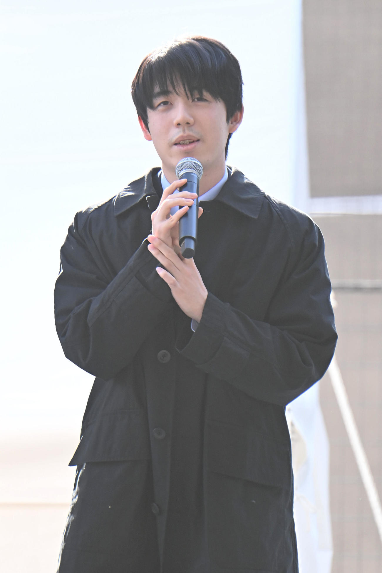 100周年記念対局の感想戦であいさつをする藤井竜王・名人（撮影・滝沢美穂子）