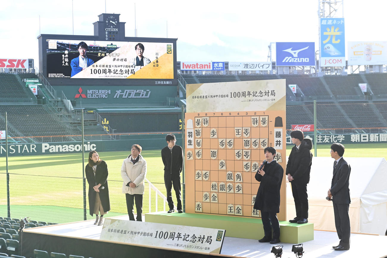 100周年記念対局の感想戦であいさつをする藤井竜王・名人（右から3人目）（撮影・滝沢美穂子）