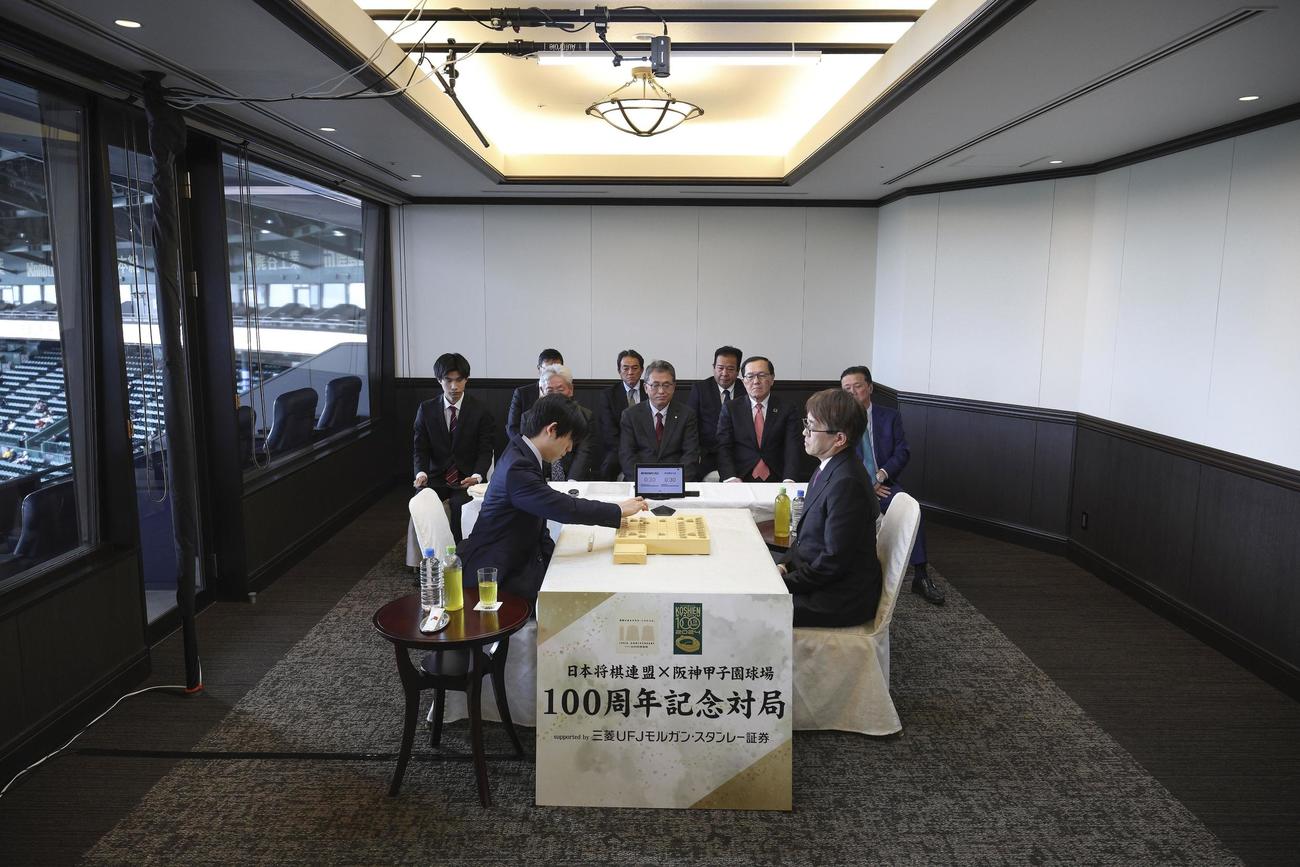 甲子園球場の貴賓室で対局する藤井聡太七冠（左）と羽生善治九段（阪神甲子園球場提供）