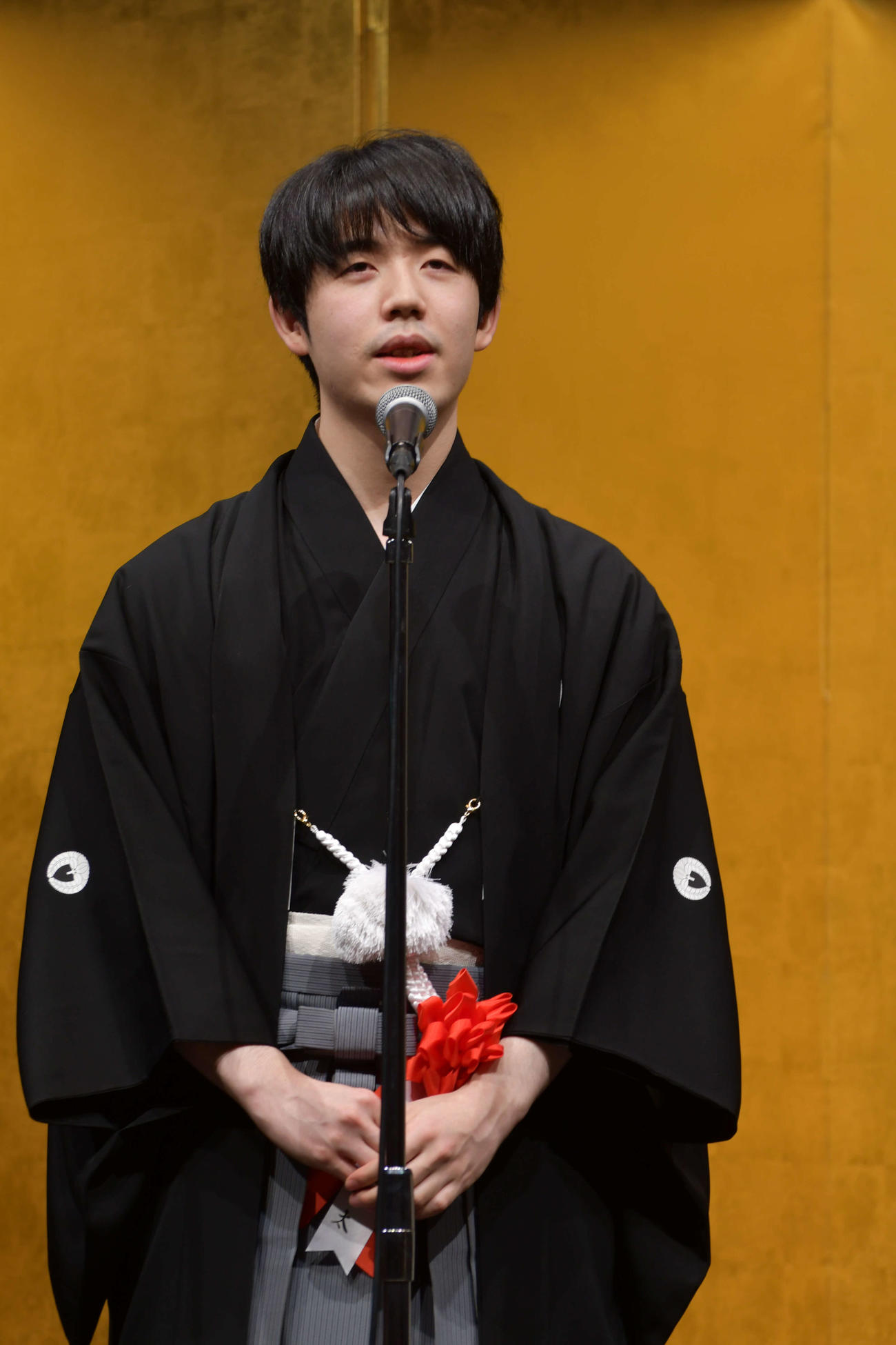 就位式で謝辞を述べる藤井聡太王座