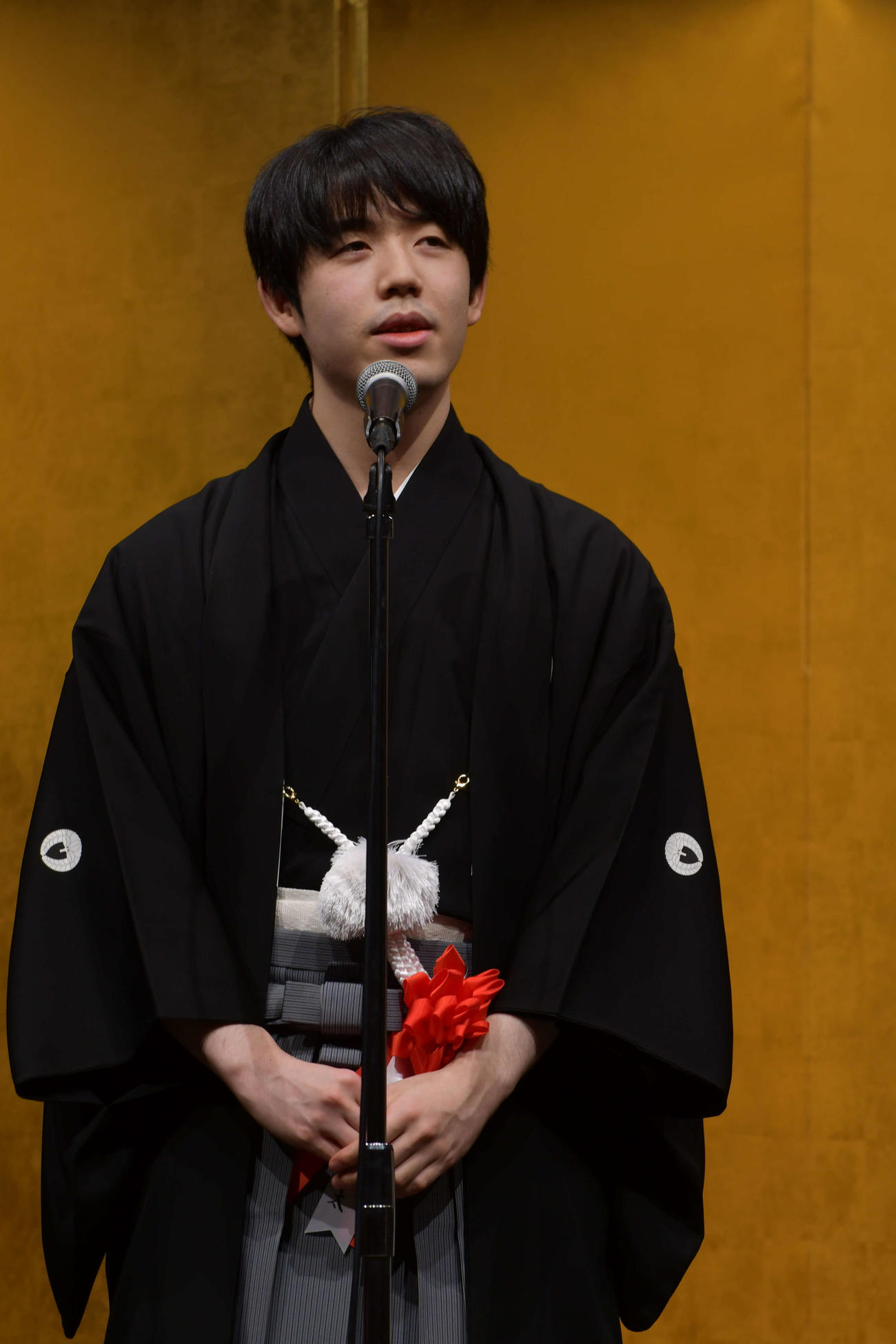 就位式で謝辞を述べる藤井聡太王座