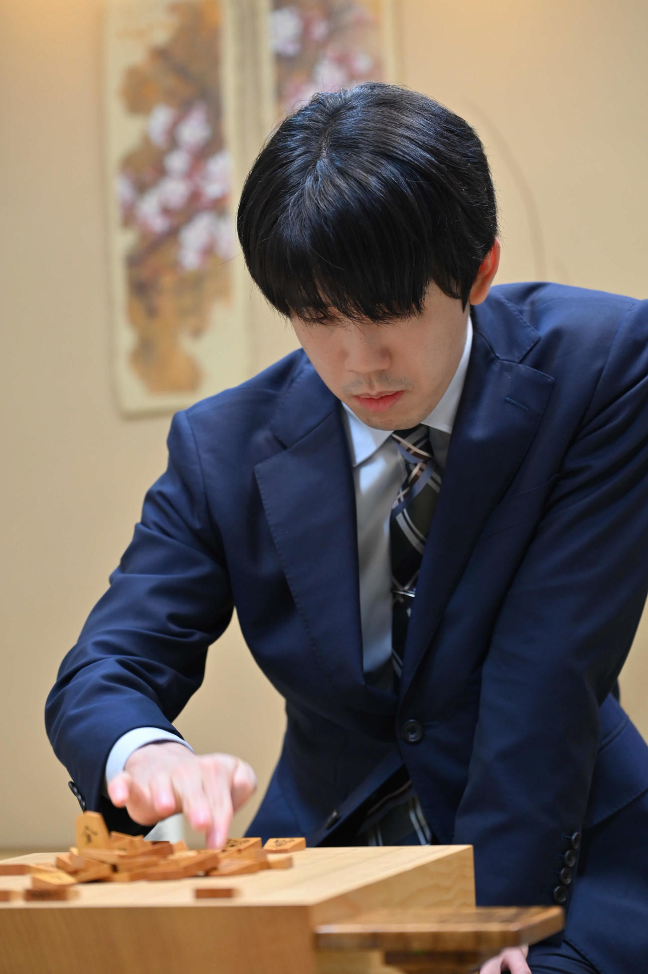 竜王戦7番勝負第6局、指宿対局の前日検分を行う藤井聡太竜王（日本将棋連盟提供）