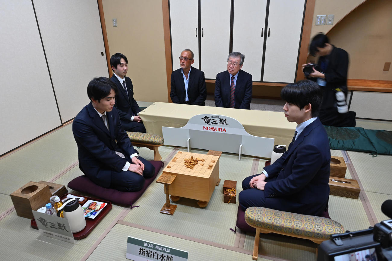 竜王戦7番勝負第6局、指宿対局の前日検分を行う藤井聡太竜王（右）佐々木勇気八段（日本将棋連盟提供）