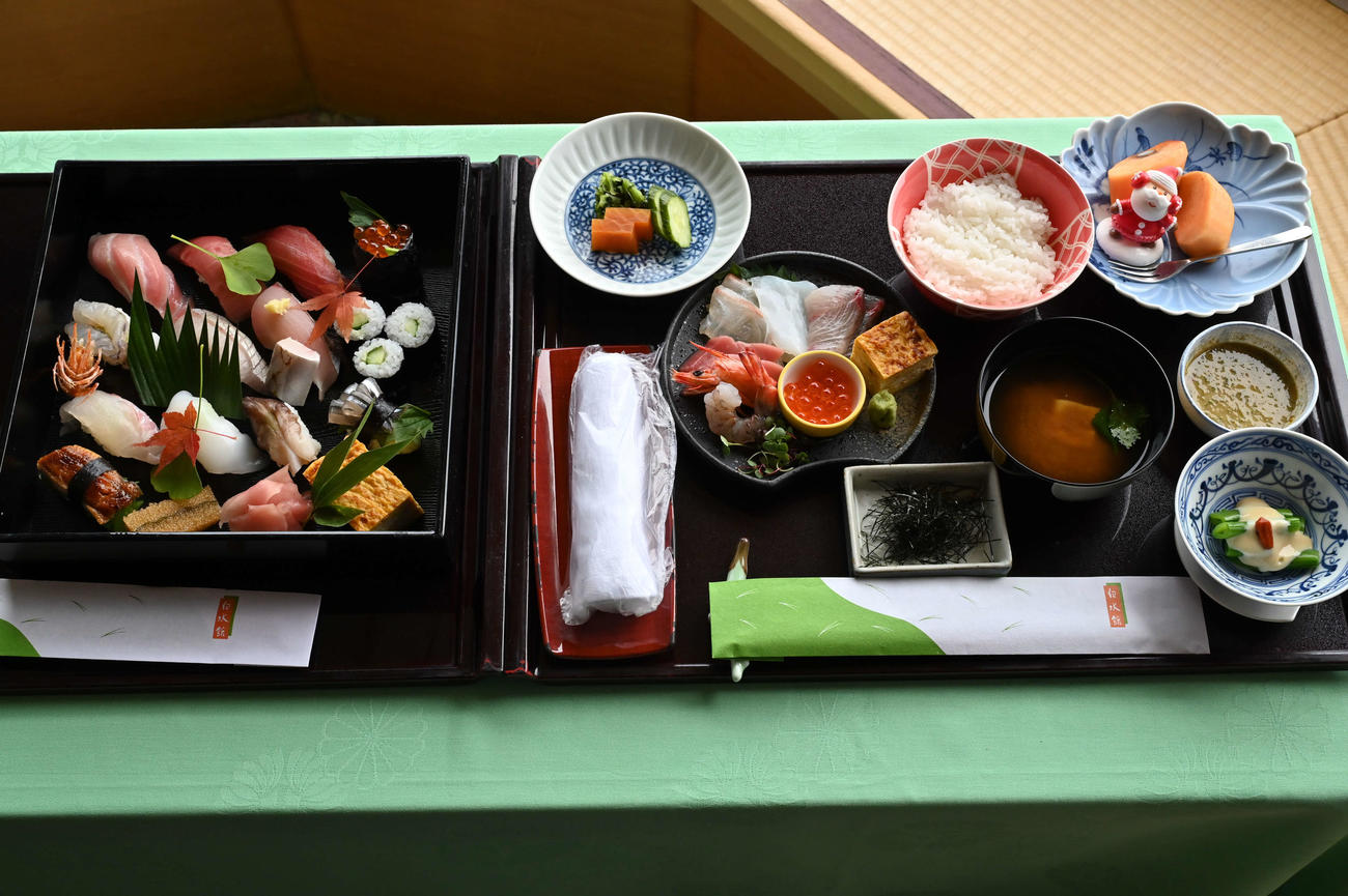 佐々木勇気八段は「勝負メシダブル」を注文。海鮮丼は「ご飯少なめ」、すしは「シャリ小さめ」（日本将棋連盟提供）
