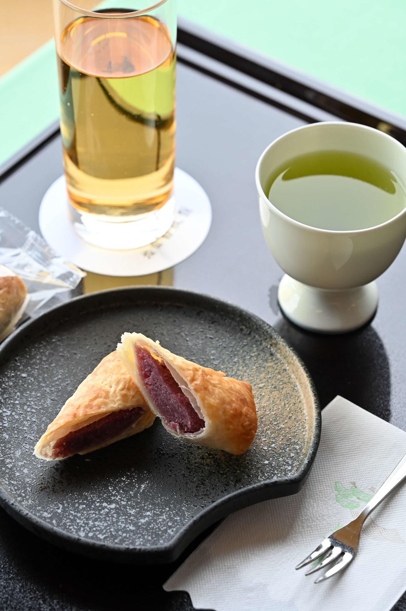 佐々木勇気八段の午後のおやつ「いにしえの石」「温かい知覧茶」「アップルジュース」（日本将棋連盟提供）