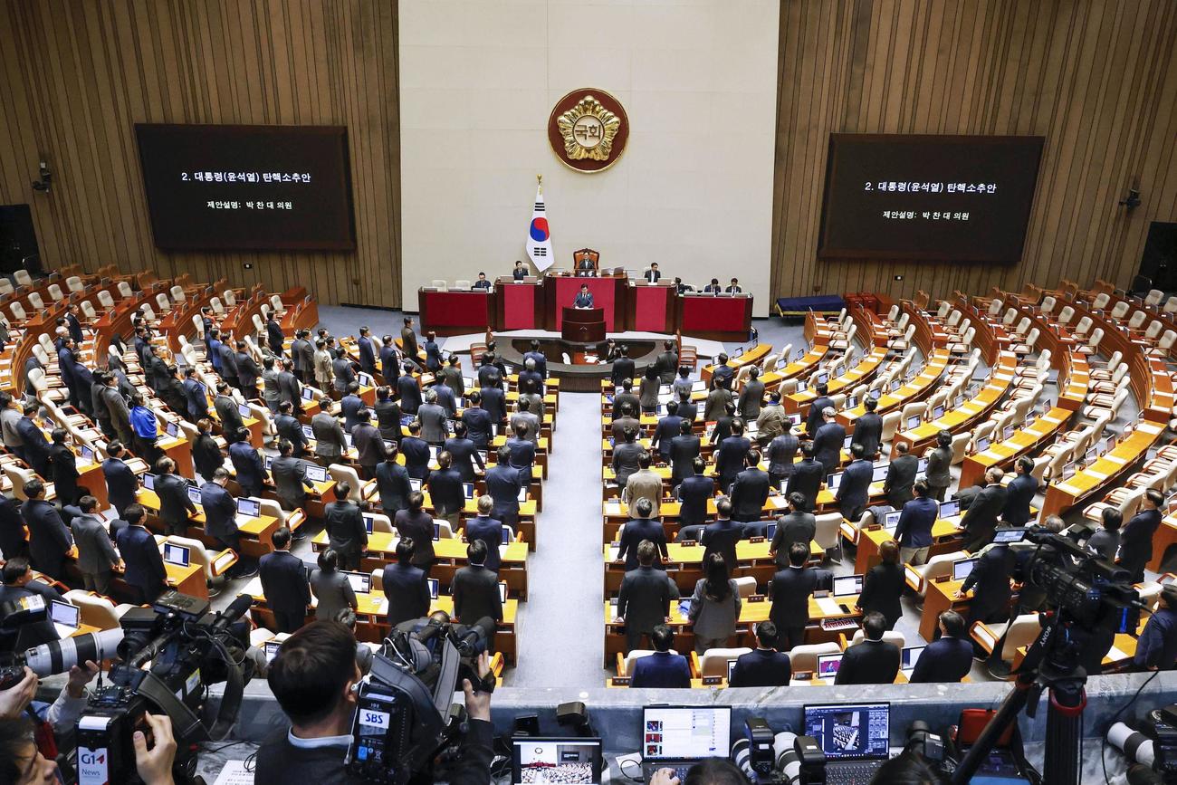 7日、尹錫悦大統領の弾劾訴追案の採決が行われた韓国国会の本会議場（共同）