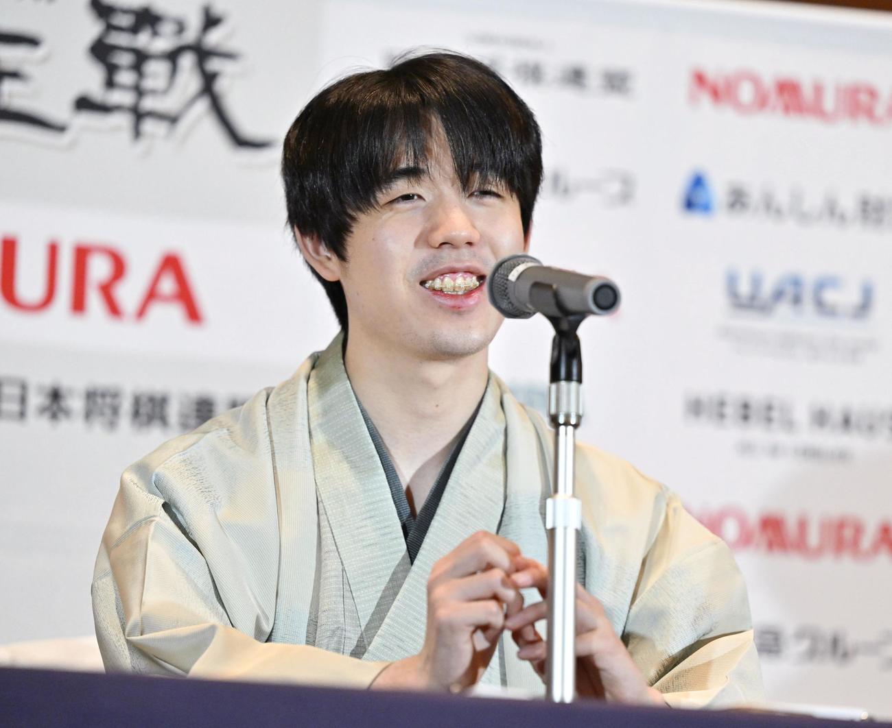 将棋の第37期竜王戦7番勝負第6局で勝利し、記者会見する藤井聡太竜王（共同）