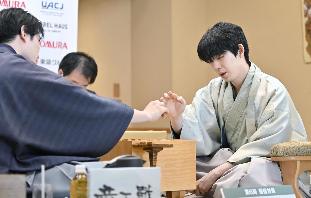 将棋の第37期竜王戦7番勝負第6局で佐々木勇気八段（左）を破り、対局を振り返る藤井聡太竜王（共同）