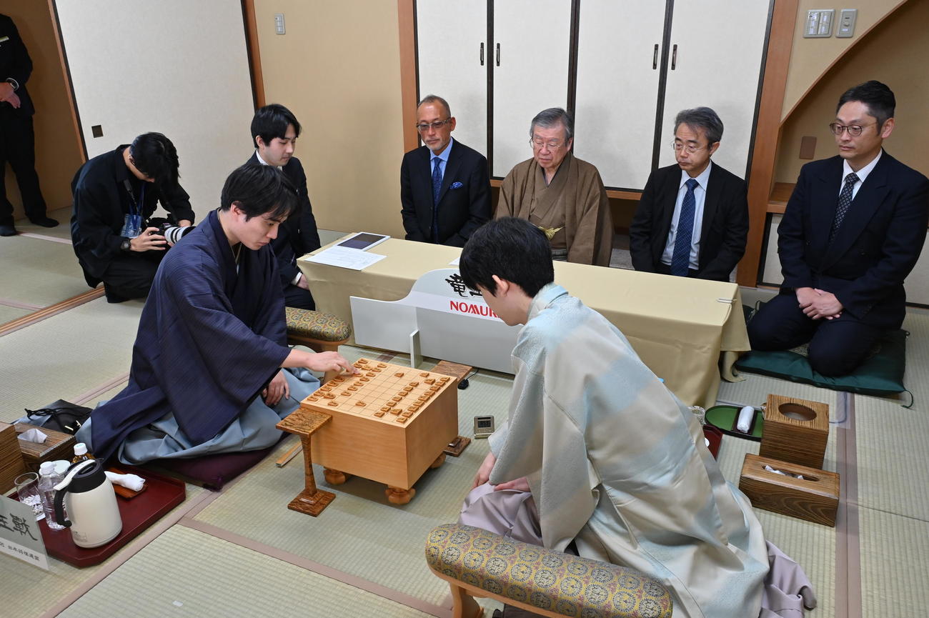 竜王戦7番勝負第6局2日目に臨む佐々木勇気八段（左）藤井聡太竜王（日本将棋連盟提供）