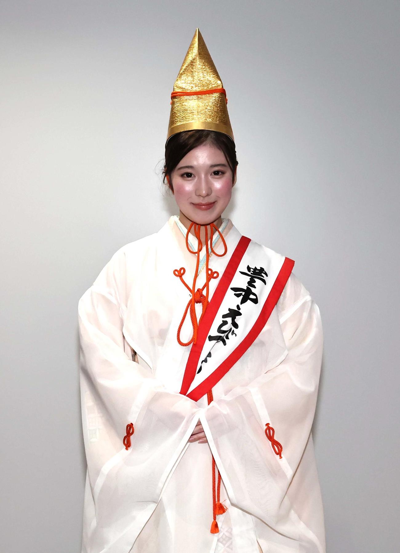 日刊スポーツ新聞西日本本社を訪れた服部天神宮福娘の中井愛菜さん（撮影・上田博志）